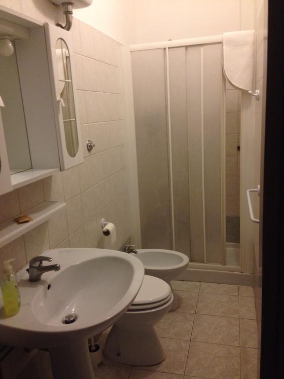 B & B Leonard Acqui Рим Номер фото